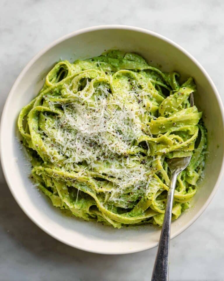 20-Minute Green Pasta with Spinach Sauce Recipe